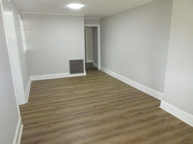 Building Photo - Freshly Updated 3 Bedroom Home