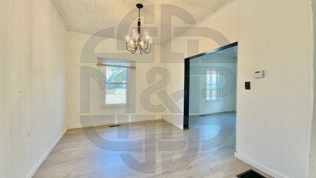 Building Photo - 410 E Taylor Ave