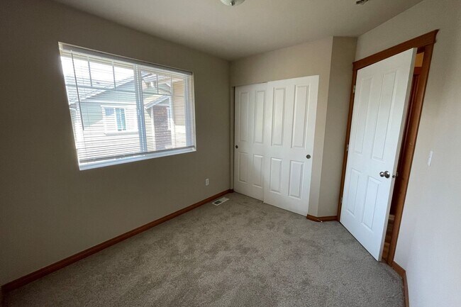Building Photo - Nice Modern Townhouse Available Now!!
