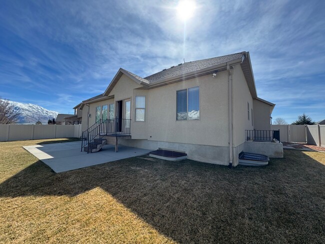 Building Photo - 3 bedroom 2 bath home in Lehi