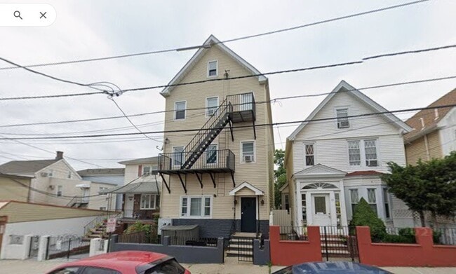 Building Photo - 11 Chestnut St