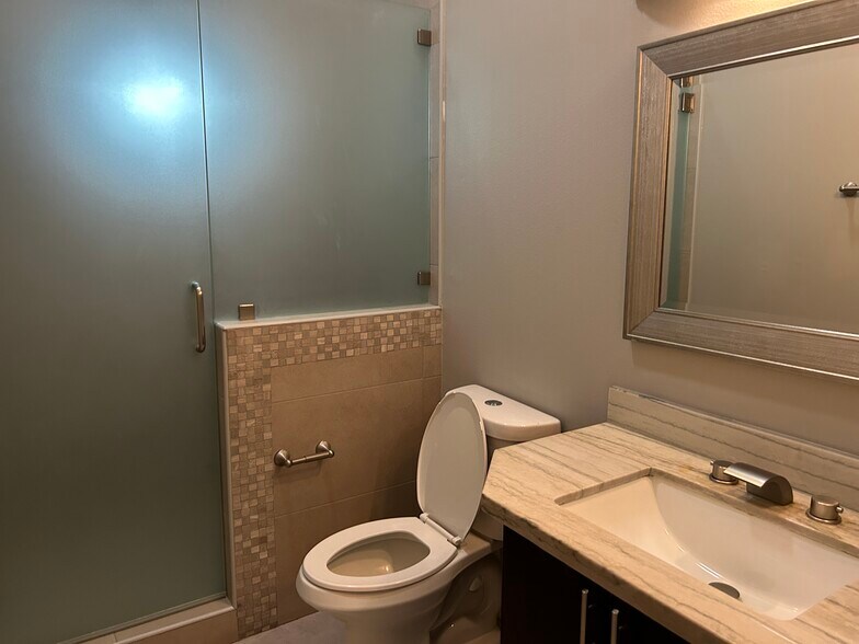 Building Photo - 4105 Lake View Dr