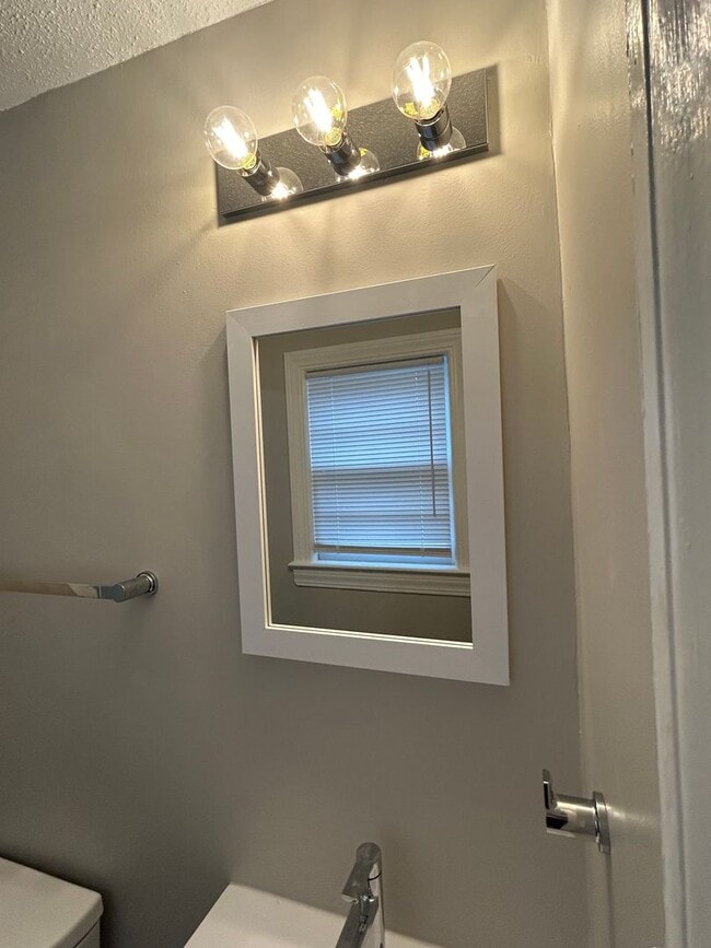 Building Photo - Four Bedroom Two Bath House for Rent $1100...