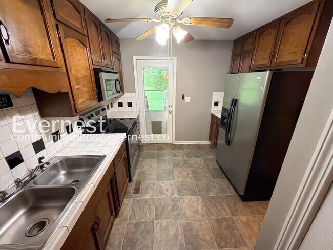 Building Photo - 3 Bed, 2 Bath Home with Garage / Pet-Friendly / Vouchers Accepted / Available Now!