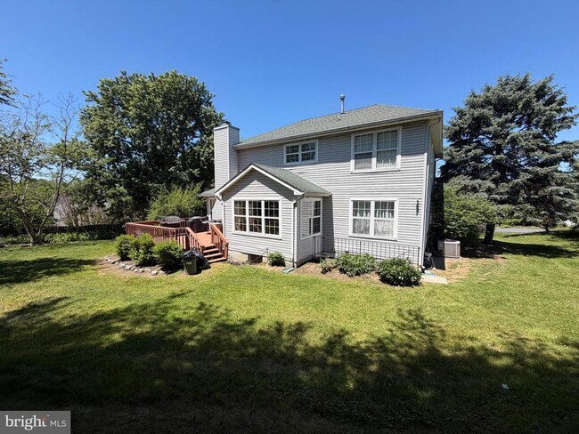 Building Photo - 407 Tamarack Cir