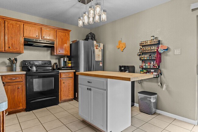 Building Photo - 2500 Waterfall Dr
