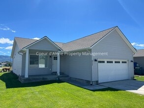 Building Photo - 3 bed house behind Crown Pointe Park!