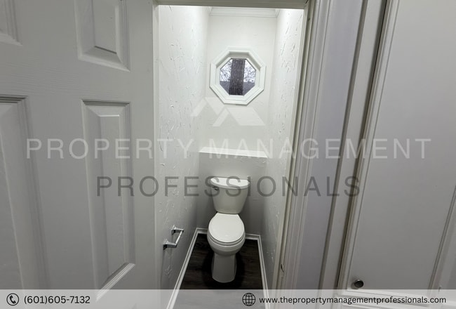 Building Photo - Renovated beauty near the country club and golf course!