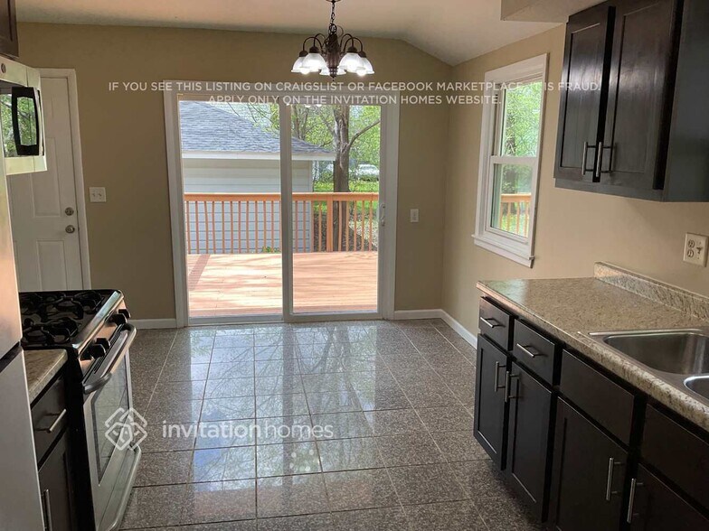 Building Photo - 816 81st Ave N