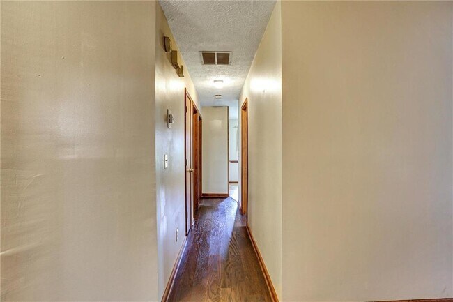 Building Photo - 1262 Bailing Dr