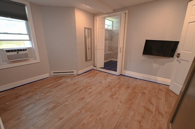 Building Photo - 726 Metropolitan Ave