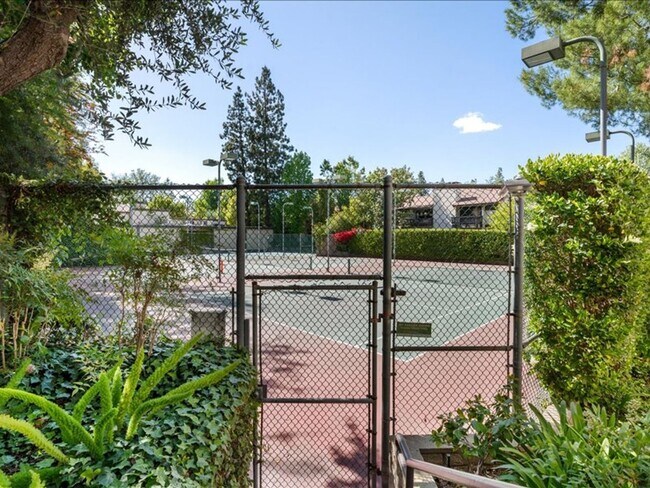 Building Photo - Spacious 3Beds+2.5Baths Townhouse With A B...