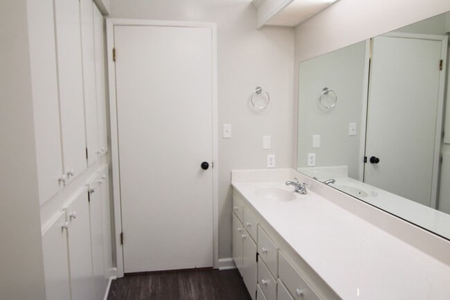 Building Photo - Remodeled Redding Condo!