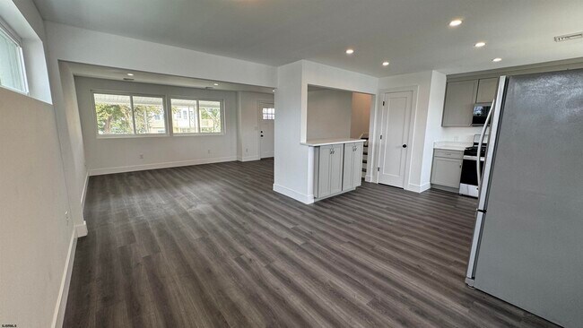 Building Photo - 566 N Elberon Ave