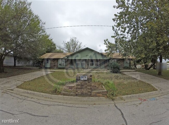 Building Photo - 215 E Robin Ln