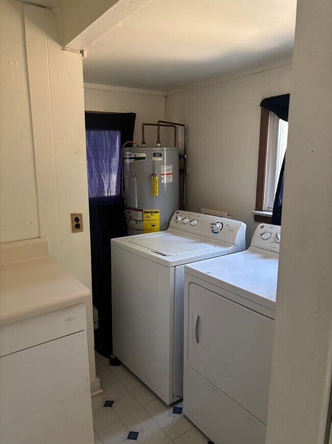 Building Photo - Three bedroom house - Hopewell, VA