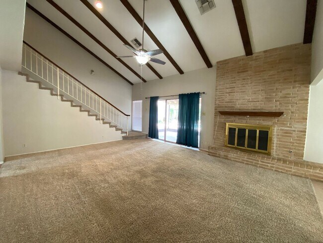 Building Photo - 4 Bedroom Home with Pool!