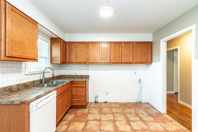 Building Photo - Cute 3/1 close to TEch and Medical