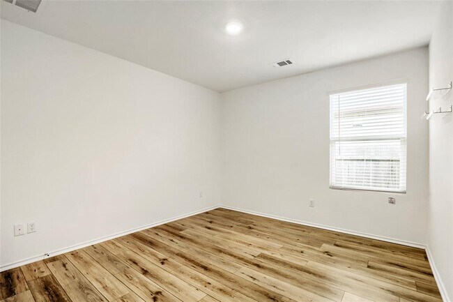 Building Photo - 525 Sebring Cir