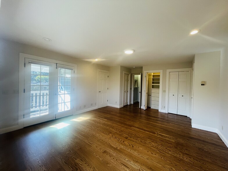 Building Photo - 200 Iris Way