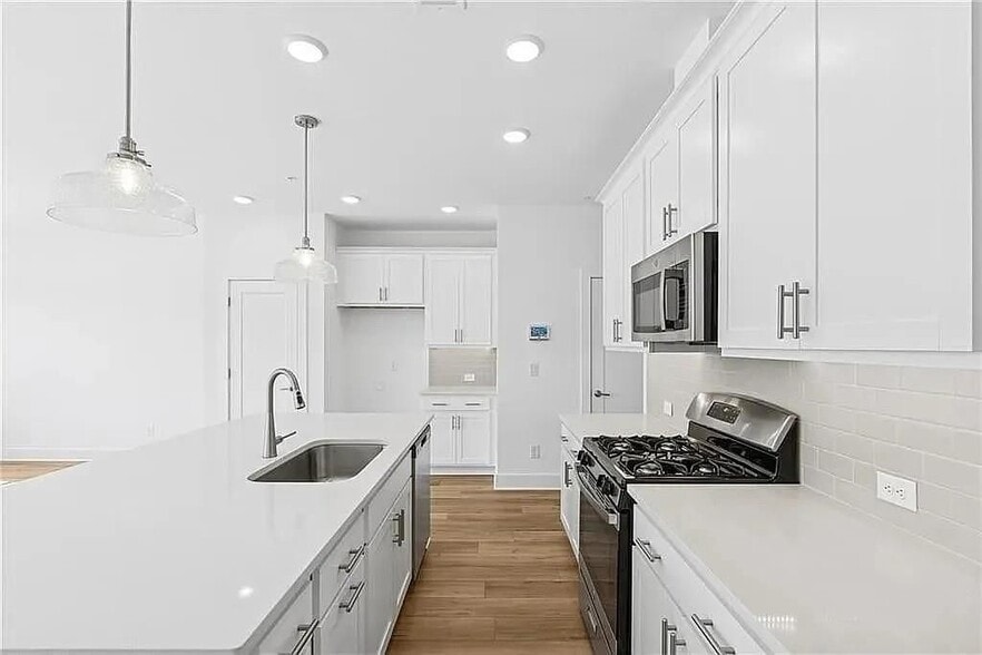 Building Photo - 186 Redbud Rd