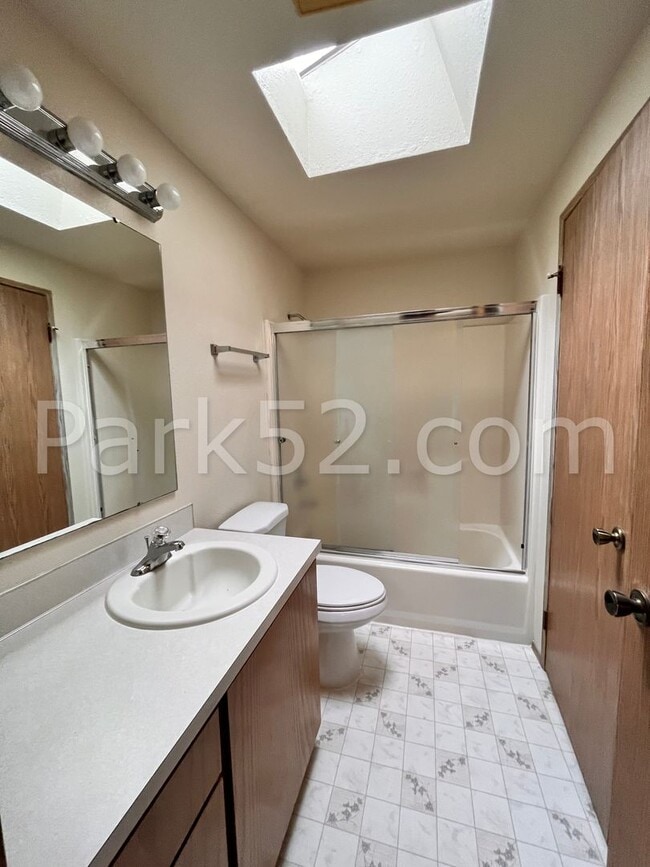 Building Photo - 2 Bedroom Puyallup Area Townhome