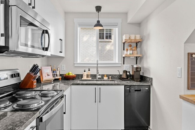 Building Photo - Savvy 1B/1B Unit B I Near Gonzaga/WSU/EWU & 5 Hospitals I Pet Friendly (Furnished)