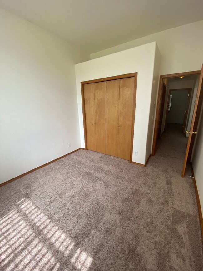 Building Photo - 2559-2559 W Apperson Dr