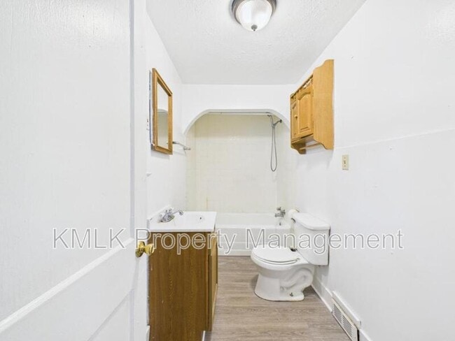 Building Photo - 666 Kling St