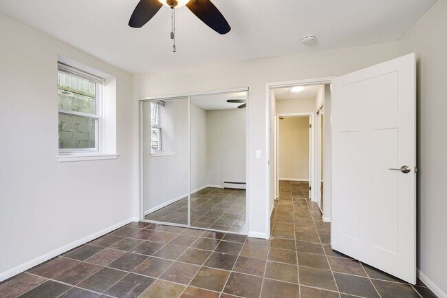 Building Photo - Remodeled Garden 2 bedroom