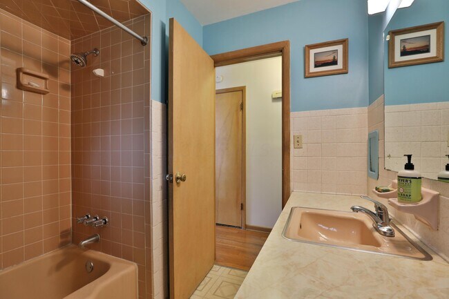 Building Photo - 714 Island Ct