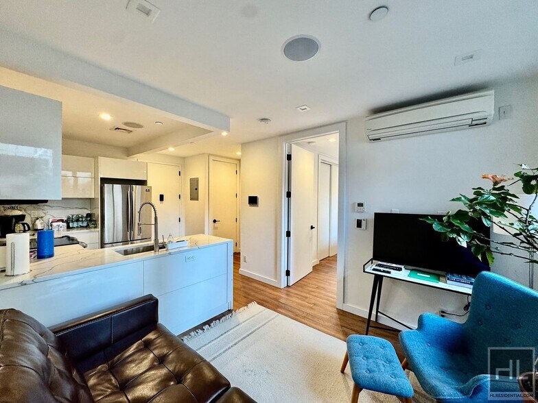 Building Photo - Stunning 1 bedroom with Condo finishes W/D and DW Lare Private Outdoor space close to the N line