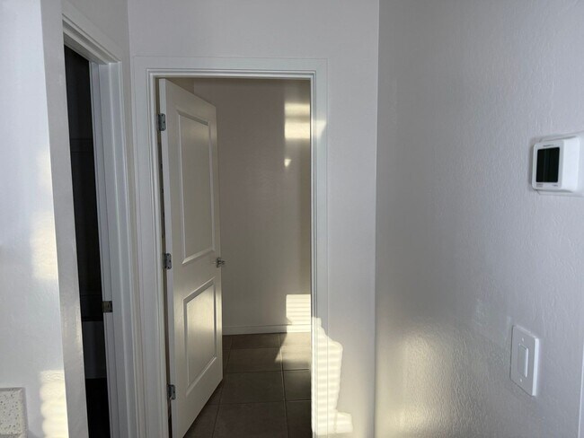 Building Photo - 2462 E Alonso Dr