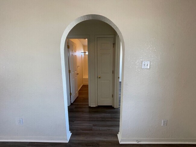 Building Photo - 1606 Dugger Cir