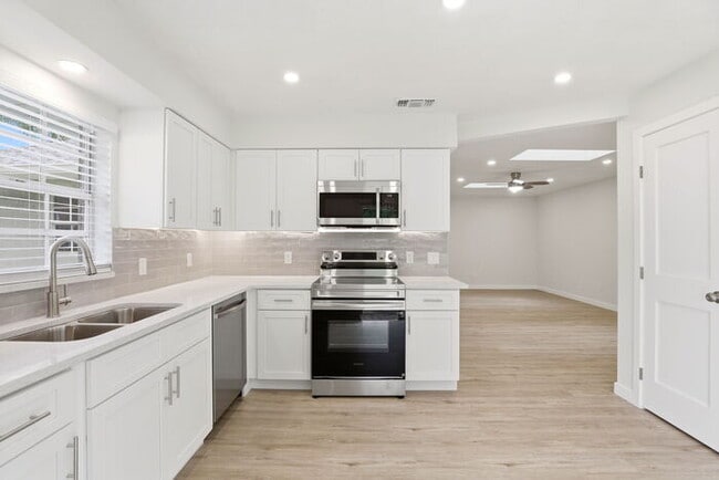 Building Photo - Stunning Remodeled 3BR Duplex in Oviedo with Modern Upgrades