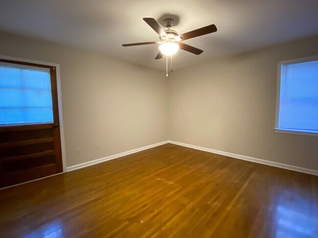 Building Photo - 5 bed, 2 bath home in East Memphis near Qu...
