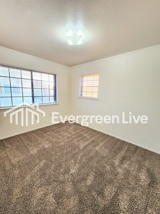 Building Photo - 213 Raven Dr