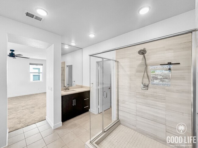 Building Photo - Gorgeous 4B/3BA house w/ large backyard & ...