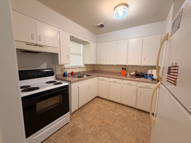 Building Photo - This conveniently located Russellville home