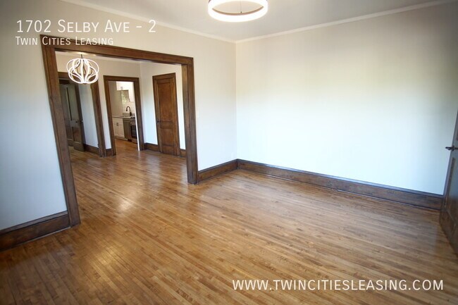 Building Photo - Newly Renovated Apartment! Fantastic Locat...