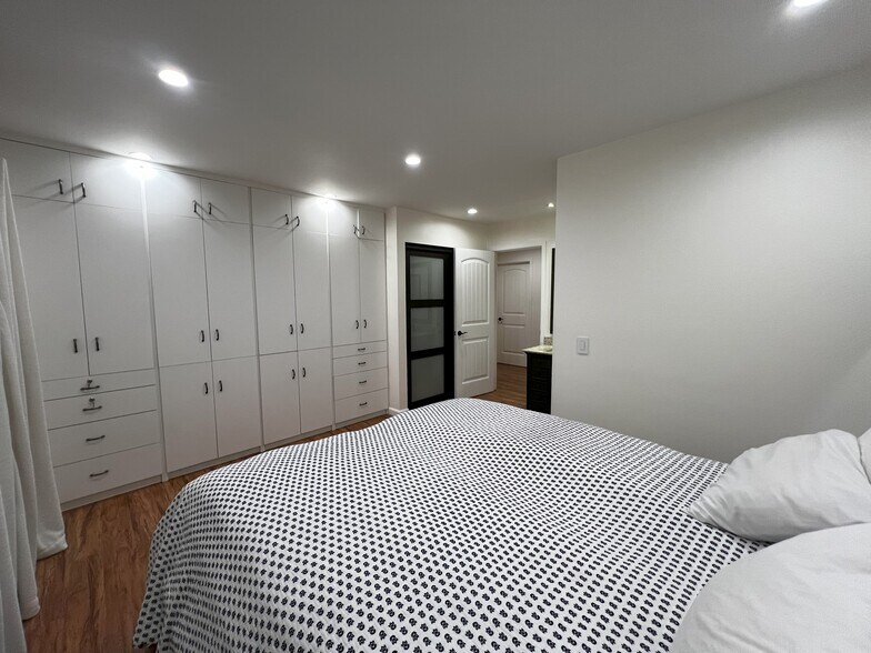 Building Photo - 18411 Algiers St