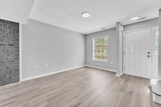 Building Photo - *NEWLY RENOVATED* 3 Bedroom Townhouse in Downtown Spartanburg