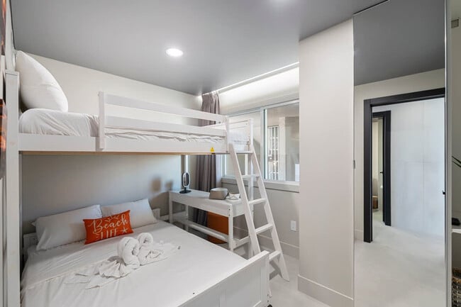 Building Photo - 8743 Thomas Dr