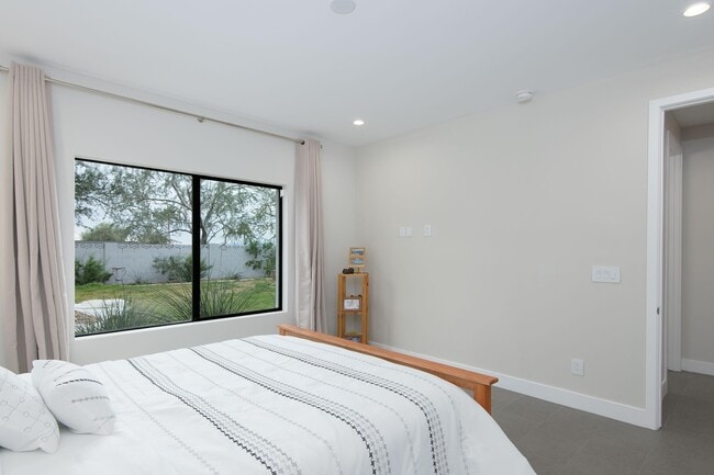 Building Photo - 2423 E Lincoln Cir