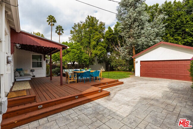 Building Photo - 5732 Vesper Ave