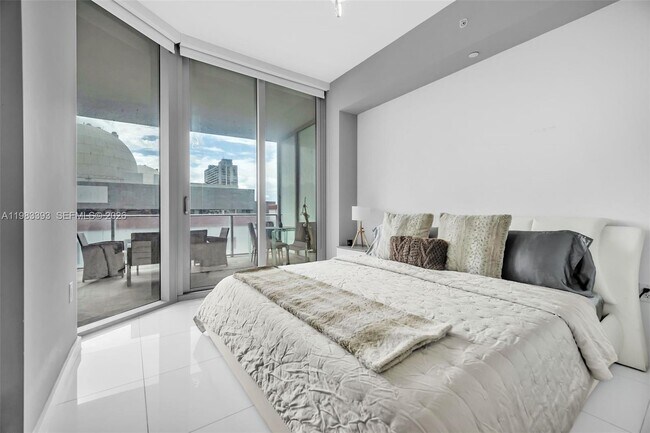 Building Photo - 851 NE 1st Ave