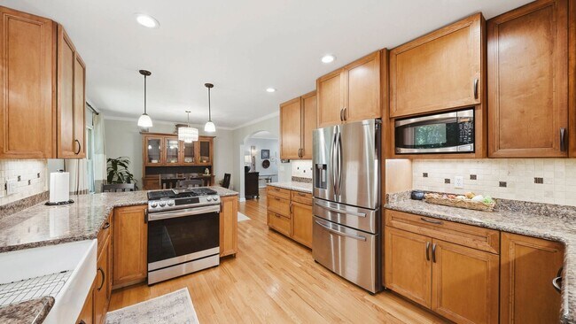 Building Photo - Charming Signal Mountain Home