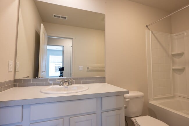 Building Photo - Three bedroom townhouse in Hazel Dell - Central Air Conditioning