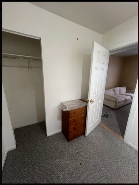 Building Photo - 821 N Hermitage Ave