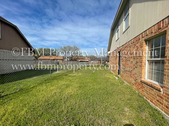 Building Photo - 400 Kings Way Dr